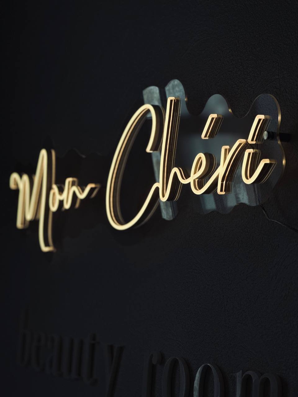 Grožio salono Mon Chéri šiltai balta LED neoninė iškaba