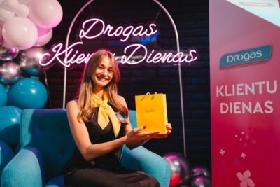 Pink LED neon sign "Drogas Klientu Dienas" at a Drogas customer event photo zone