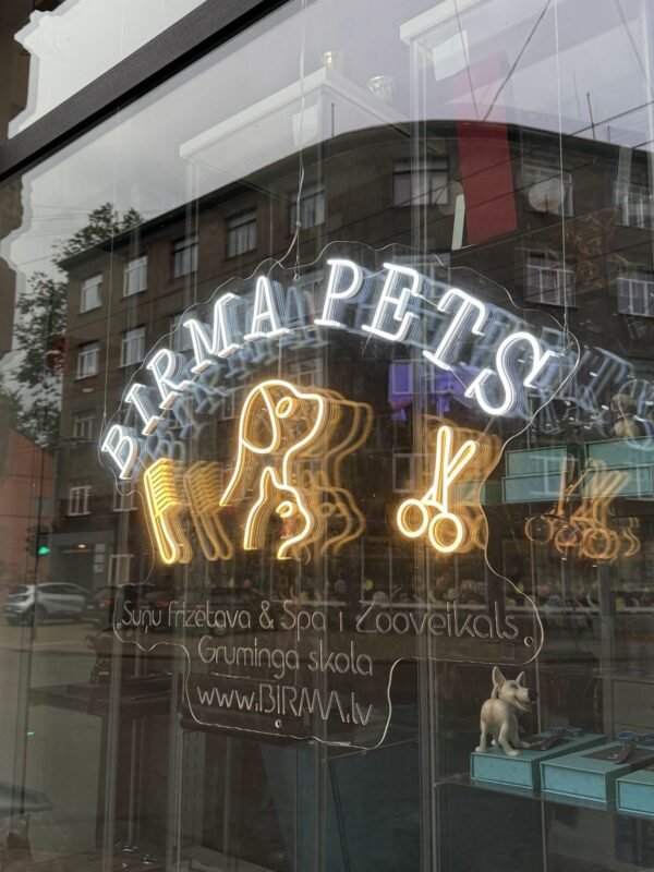 Neona logotips Birma Pets veikala skatlogā