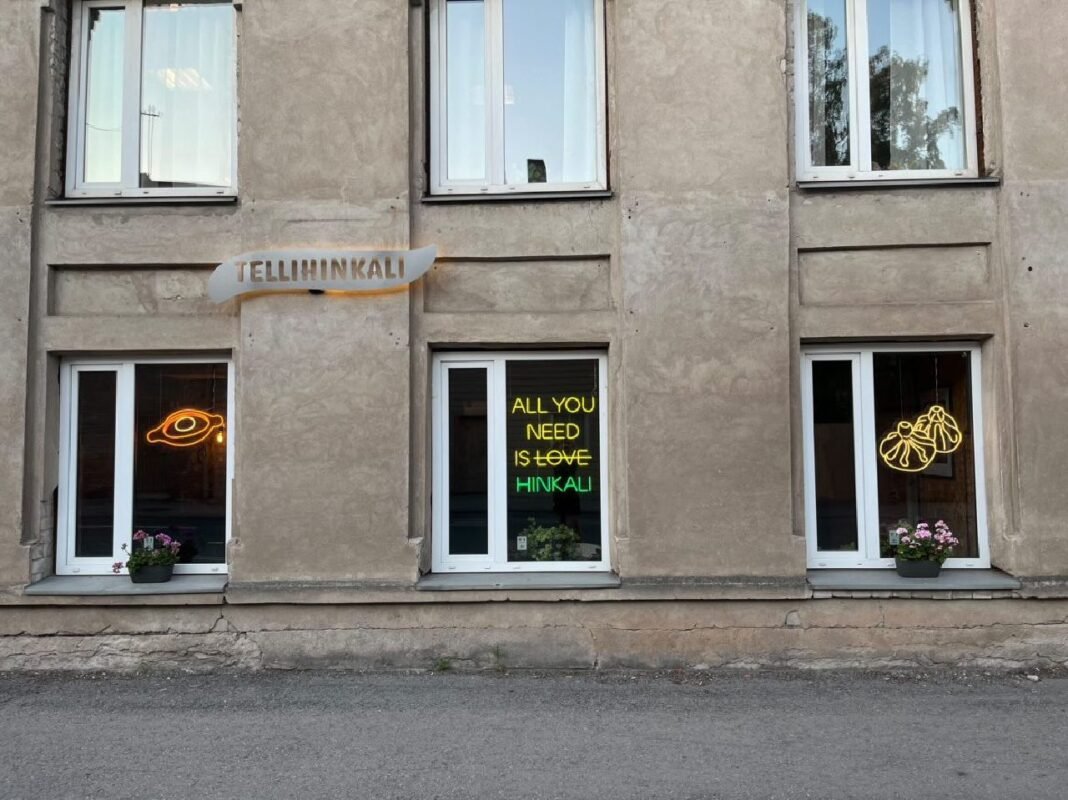 Neonkyltit näyteikkunassa