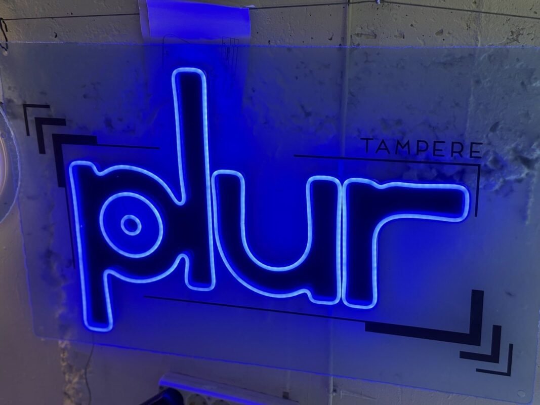 Neonlogo painetulla lasilla