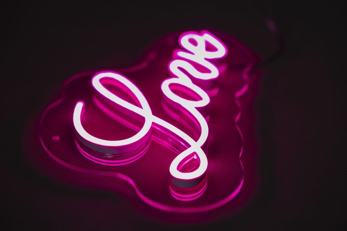 Неоновая надпись Love крупным планом