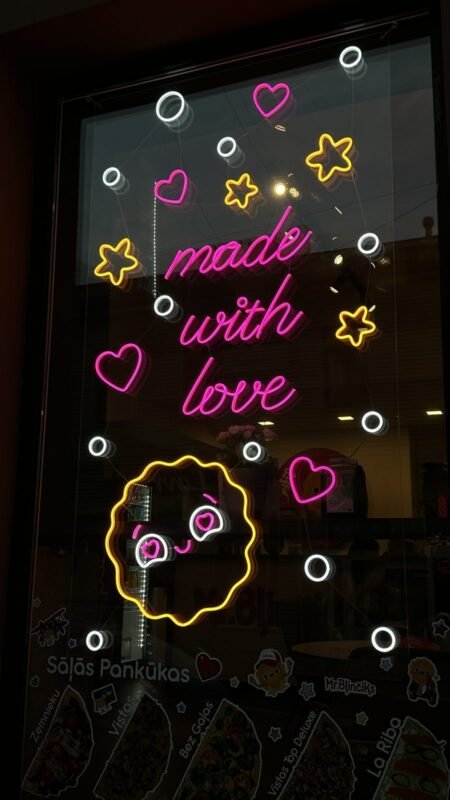 Неоновая надпись made with love в витрине кафе