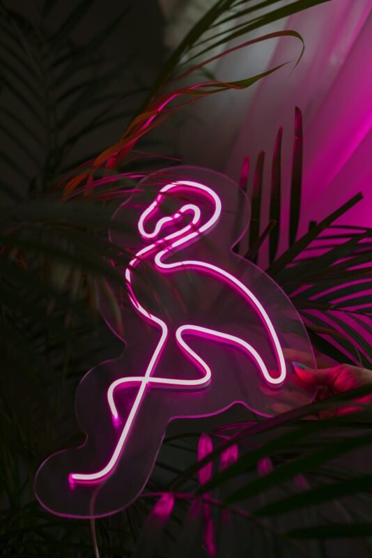 Pinkki flamingo neonvalona