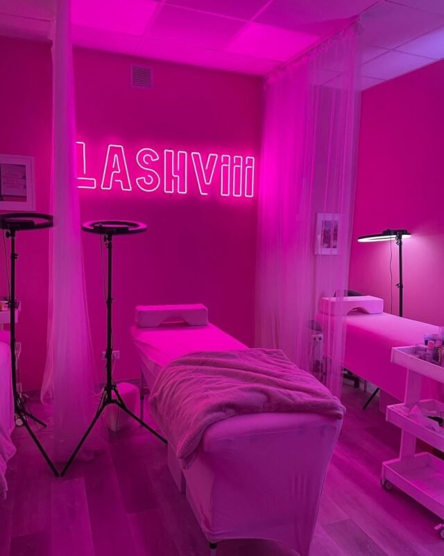 Rozā neona logotips skaistumkopšanas salonā