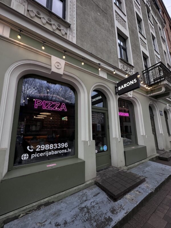 Rozā PIZZA izkārtne picērijas skatlogā